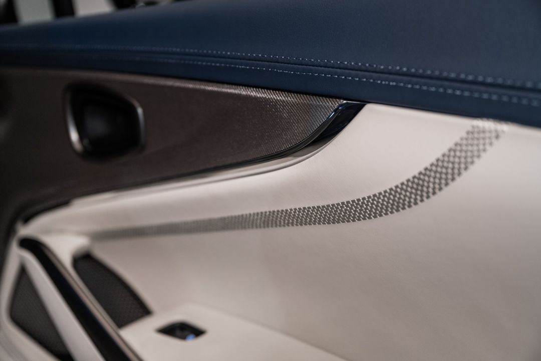 2025 Aston Martin DBX