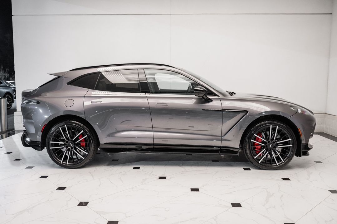 2025 Aston Martin DBX