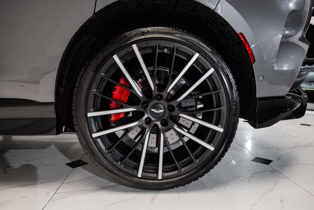2025 Aston Martin DBX