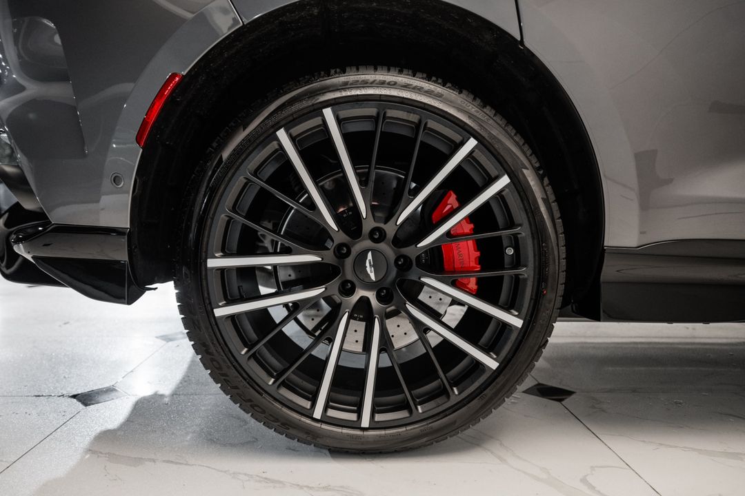 2025 Aston Martin DBX