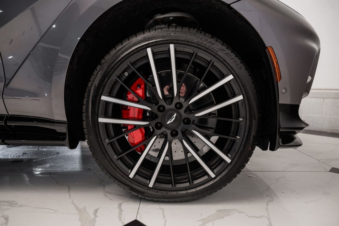 2025 Aston Martin DBX