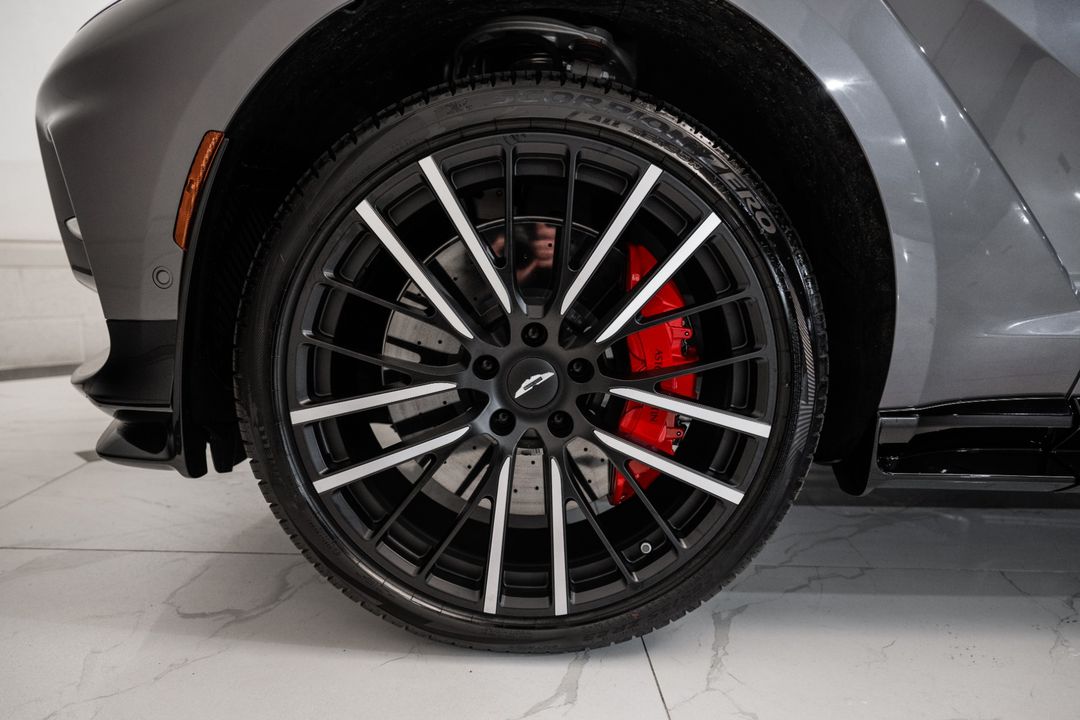 2025 Aston Martin DBX