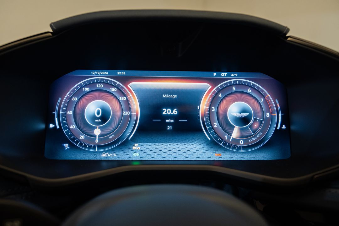 2025 Aston Martin DBX