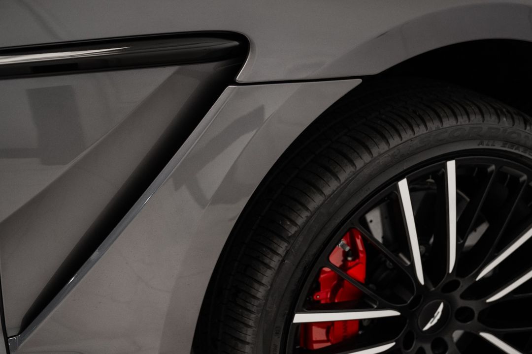 2025 Aston Martin DBX