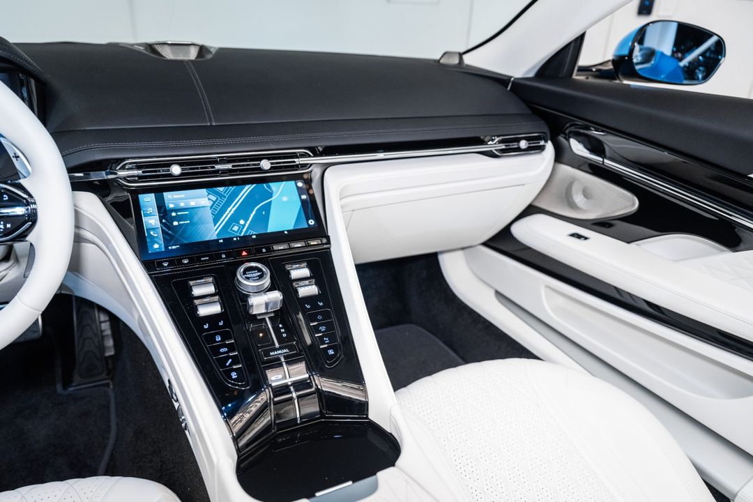 2025 Aston Martin DB12