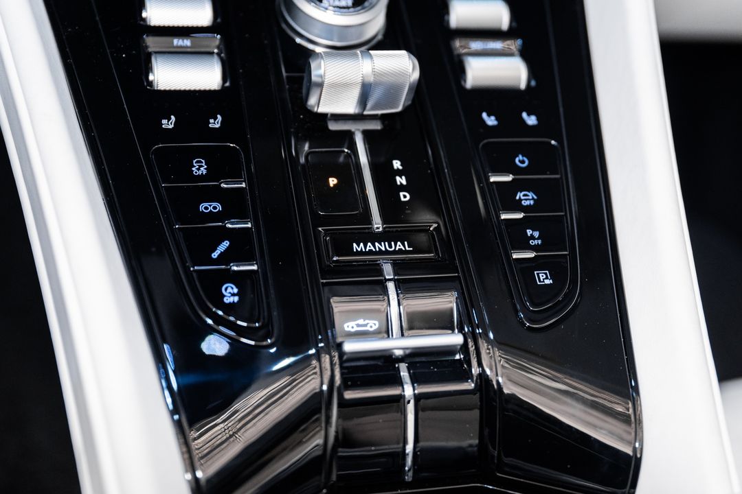 2025 Aston Martin DB12