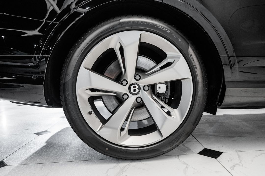 2025 Bentley BENTAYGA EWB AZURE V8