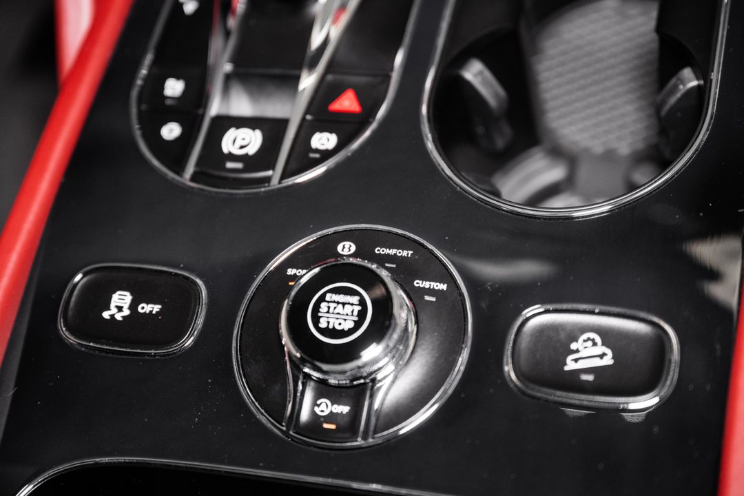 2025 Bentley BENTAYGA EWB AZURE V8
