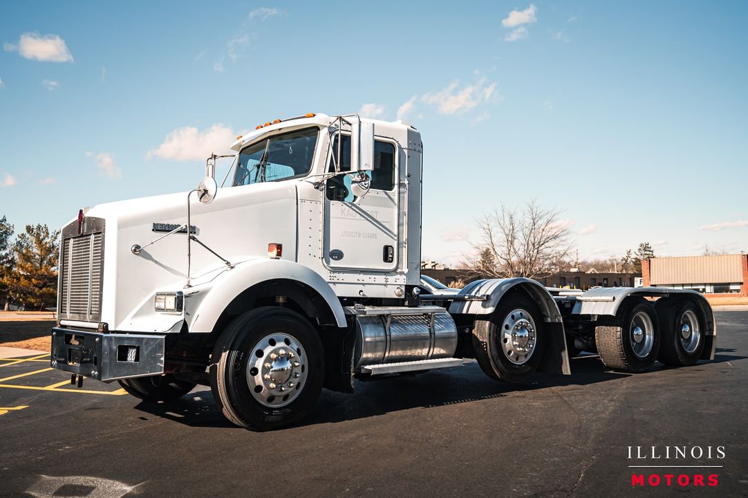 2012 Kenworth T-800 TRI-AXL DAY CAB