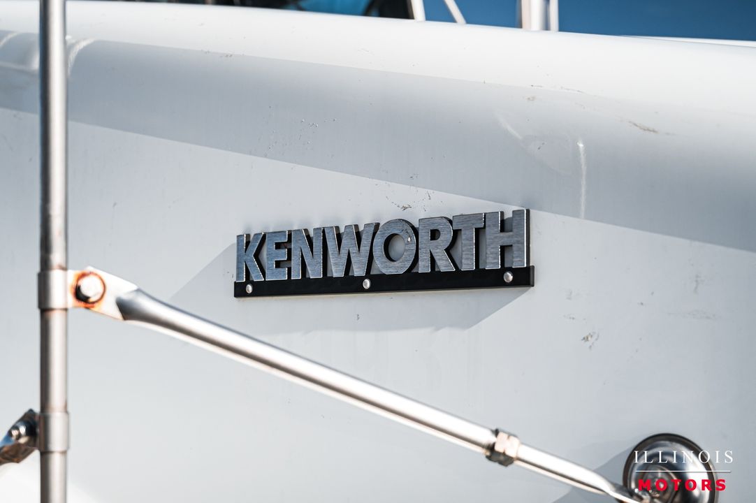 2012 Kenworth T-800 TRI-AXL DAY CAB