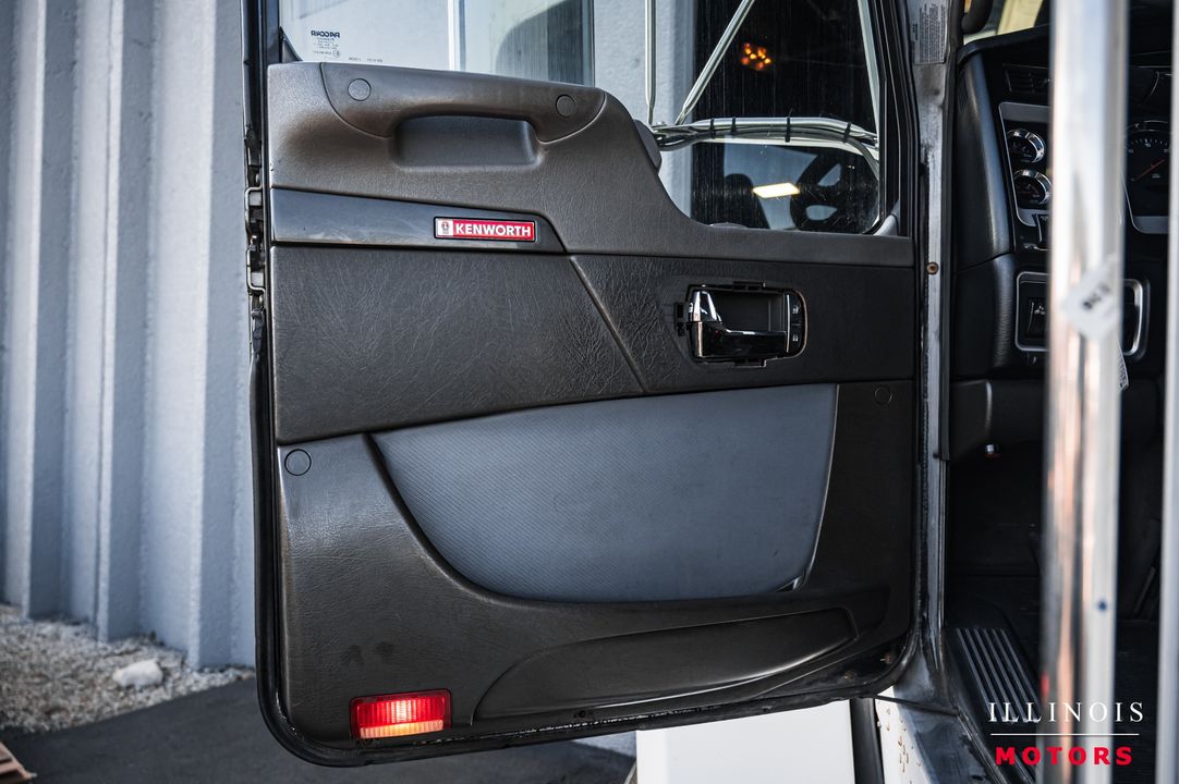 2012 Kenworth T-800 TRI-AXL DAY CAB
