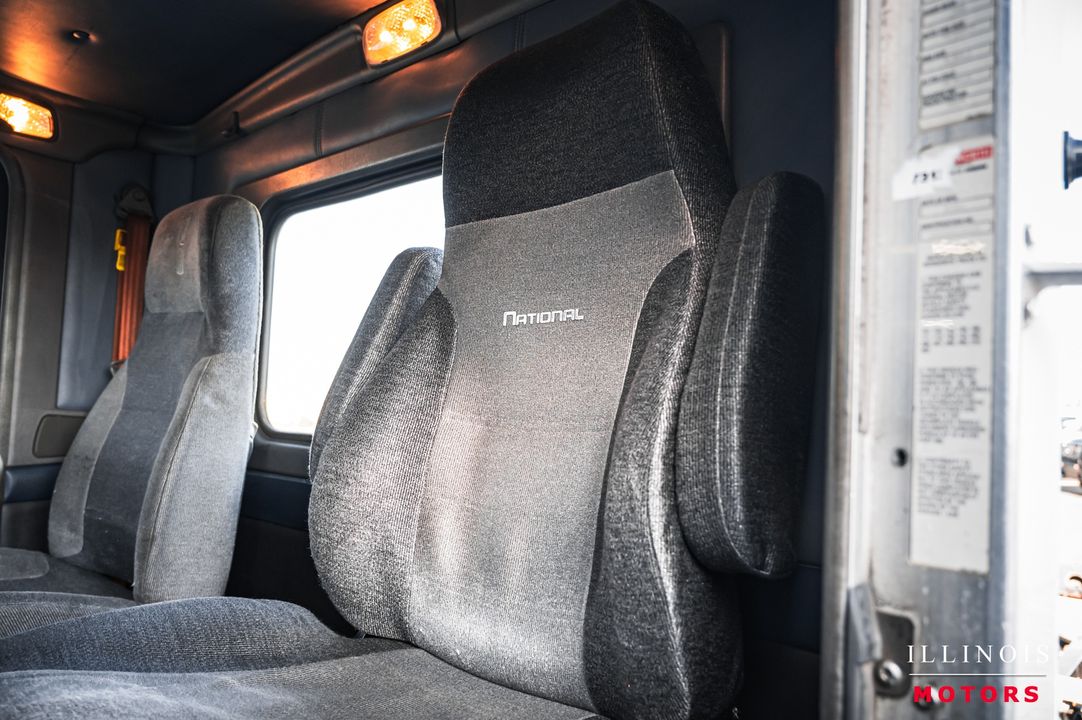 2012 Kenworth T-800 TRI-AXL DAY CAB