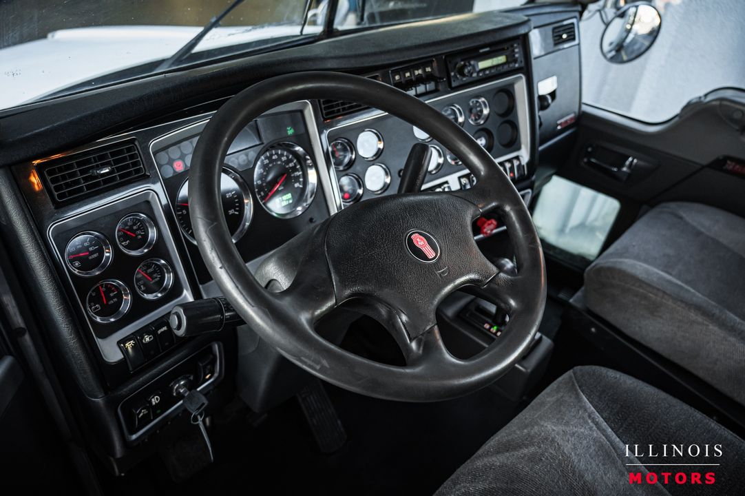 2012 Kenworth T-800 TRI-AXL DAY CAB