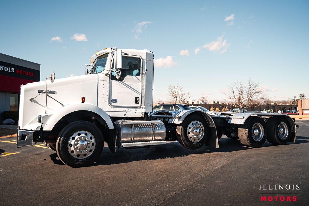 2012 Kenworth T-800 TRI-AXL DAY CAB