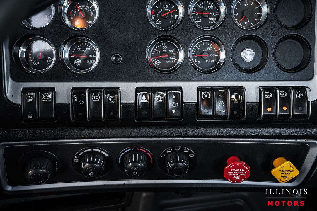 2012 Kenworth T-800 TRI-AXL DAY CAB