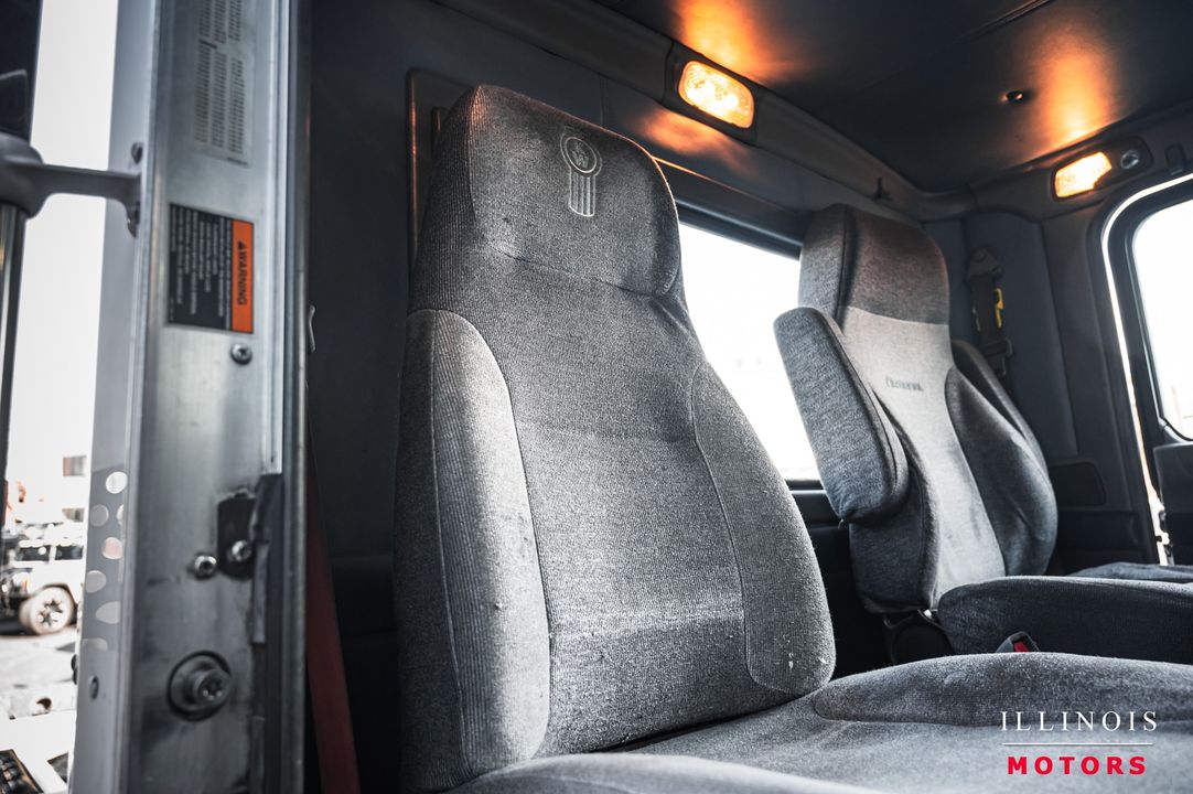 2012 Kenworth T-800 TRI-AXL DAY CAB