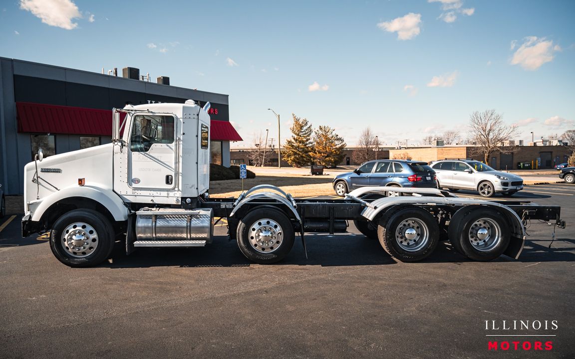 2012 Kenworth T-800 TRI-AXL DAY CAB