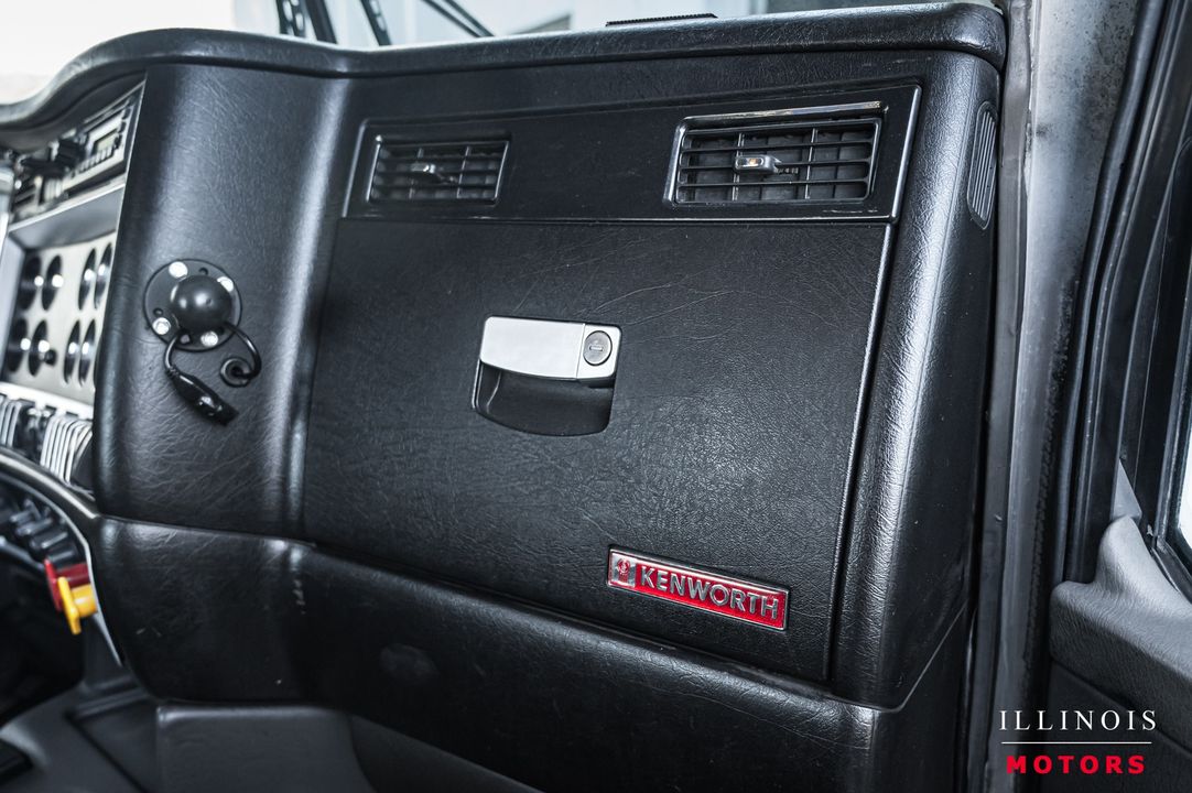 2012 Kenworth T-800 TRI-AXL DAY CAB