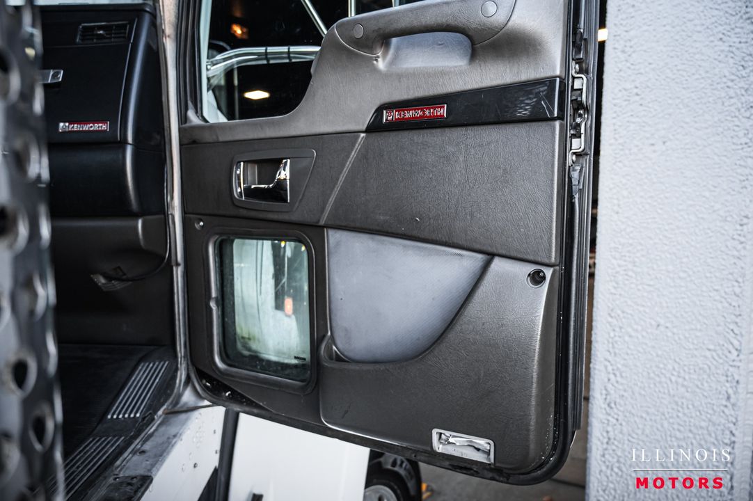 2012 Kenworth T-800 TRI-AXL DAY CAB