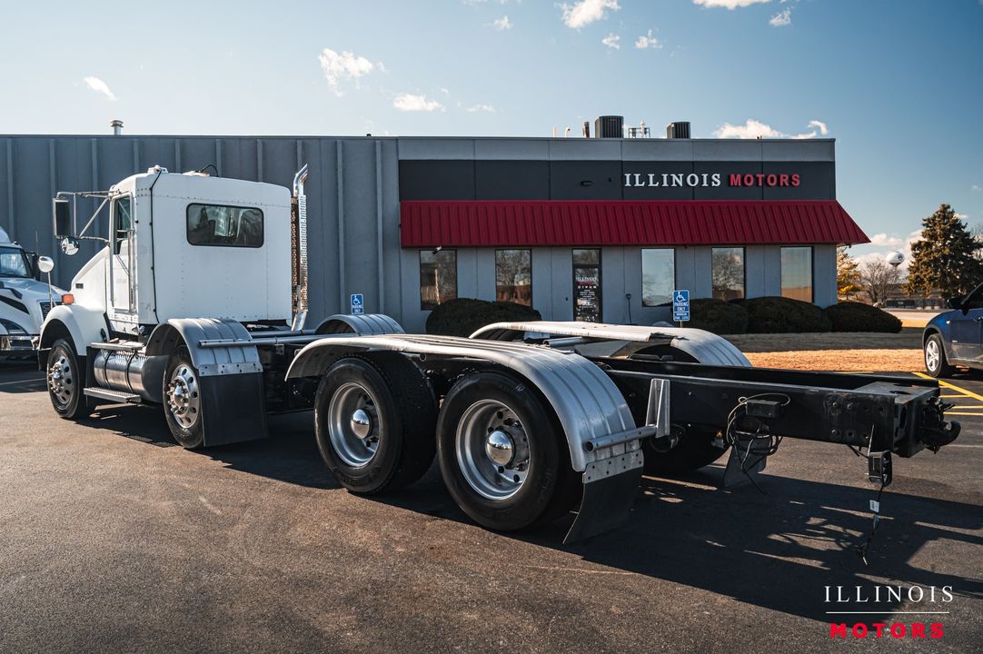 2012 Kenworth T-800 TRI-AXL DAY CAB