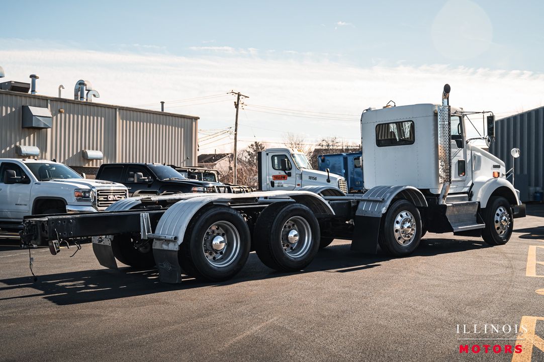 2012 Kenworth T-800 TRI-AXL DAY CAB