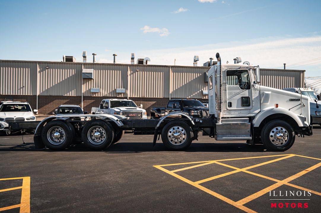 2012 Kenworth T-800 TRI-AXL DAY CAB