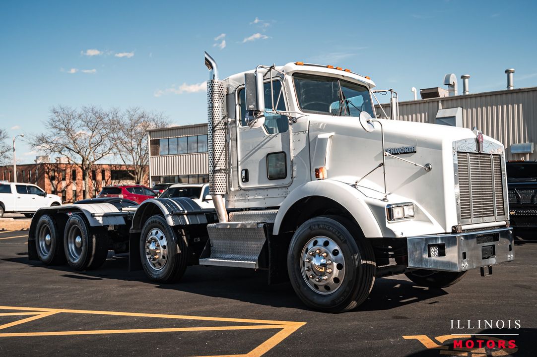 2012 Kenworth T-800 TRI-AXL DAY CAB