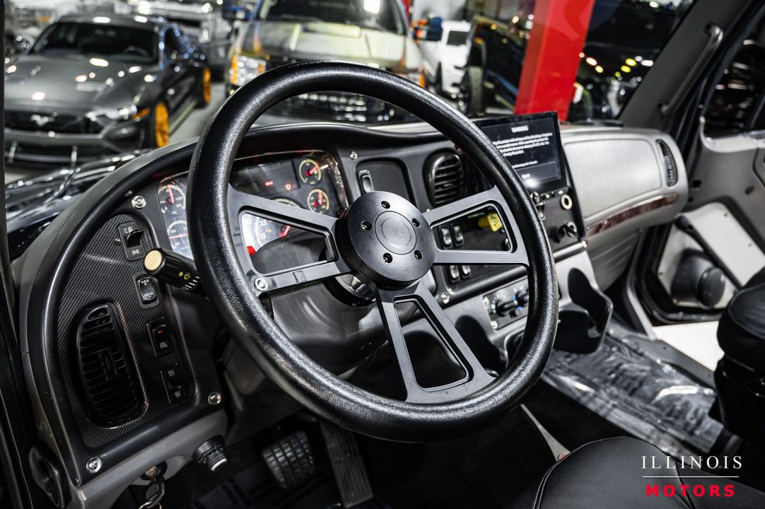 2005 Freightliner M2 106