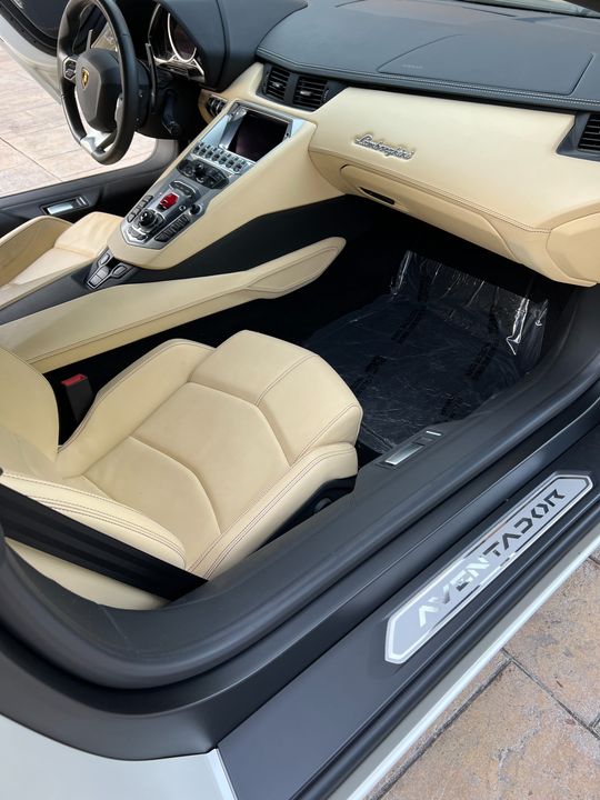 2014 Lamborghini Aventador Roadster
