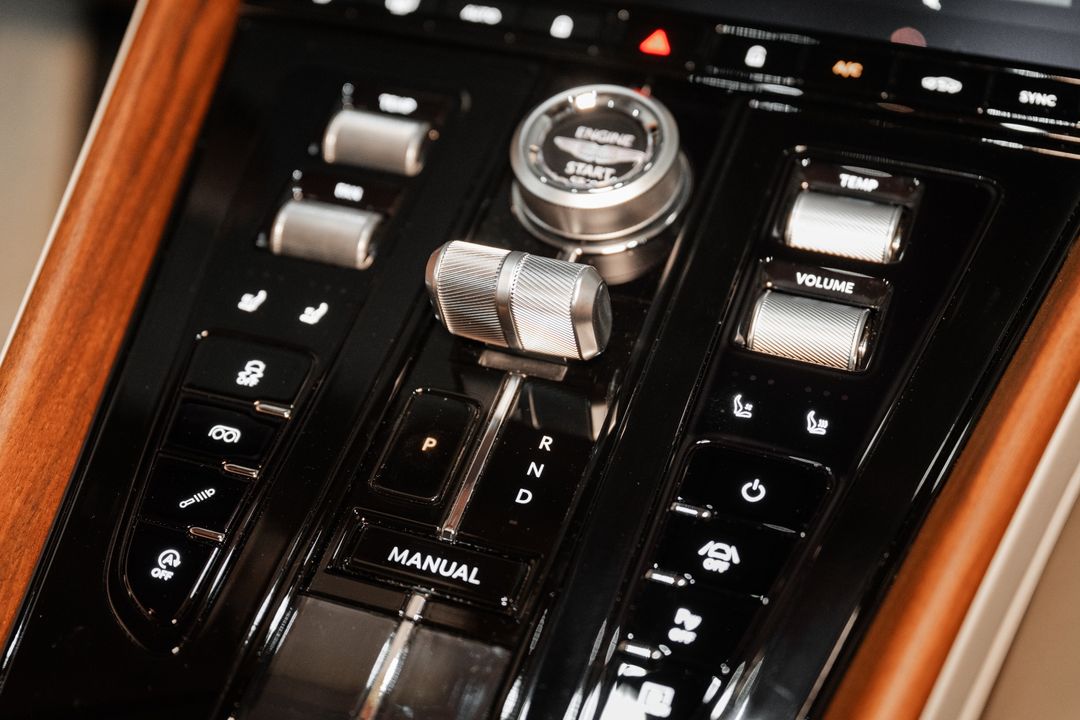 2025 Aston Martin DB12