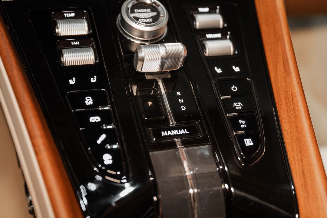 2025 Aston Martin DB12