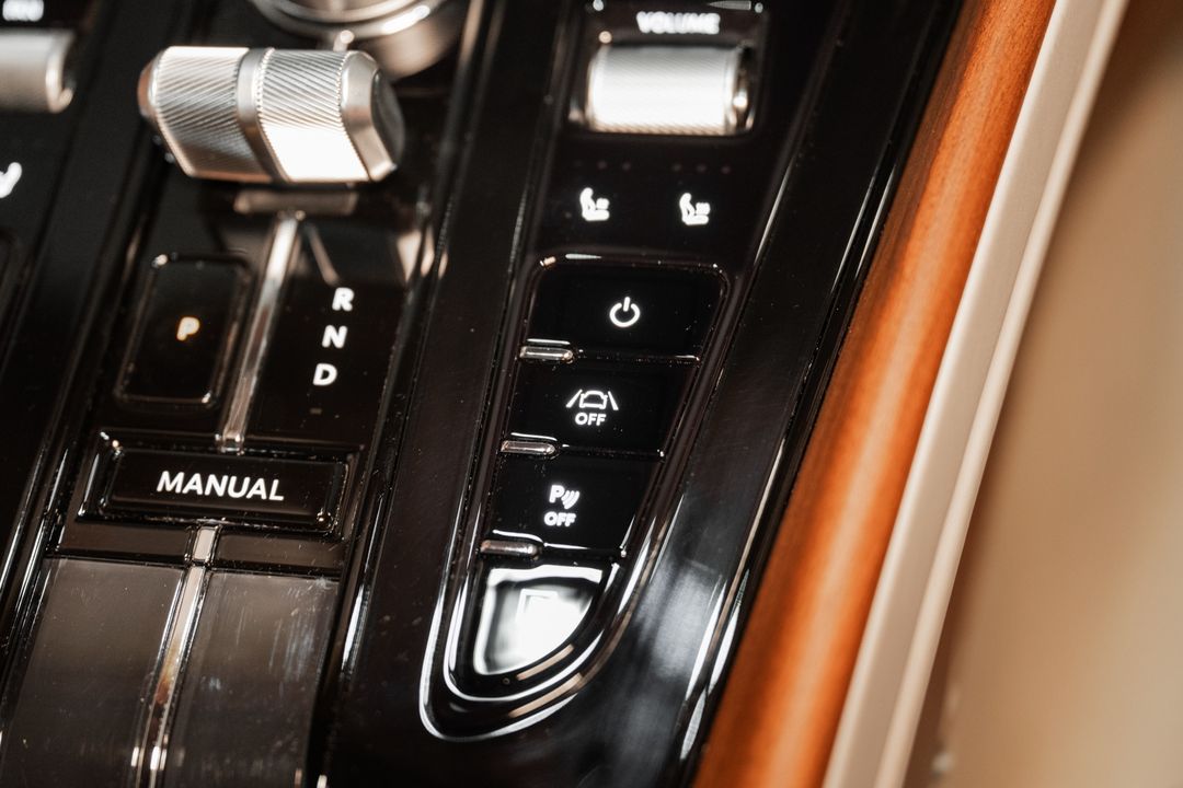 2025 Aston Martin DB12