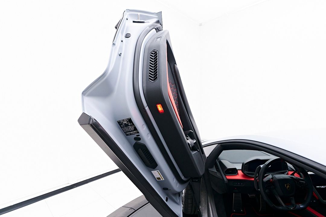 2024 Lamborghini Revuelto