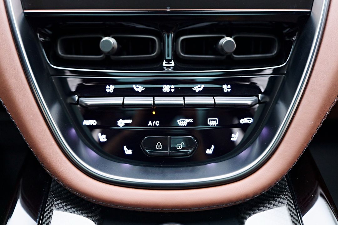 2023 Aston Martin DBX