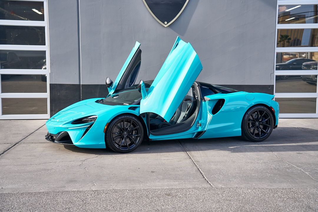 2025 McLaren Artura