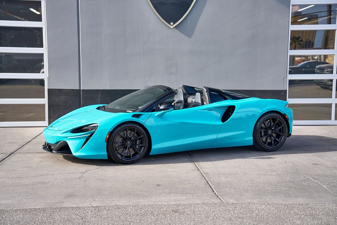 2025 McLaren Artura