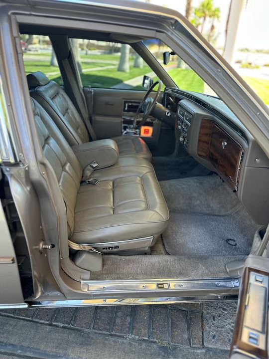 1986 Cadillac Fleetwood Brougham 5.0