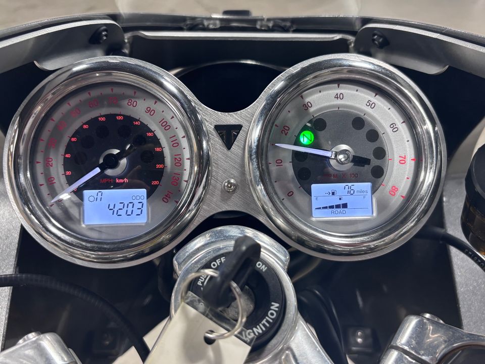 2016 TRUIMPH THRUXTON 1200R