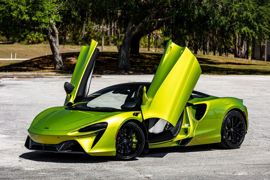 2023 McLaren Artura
