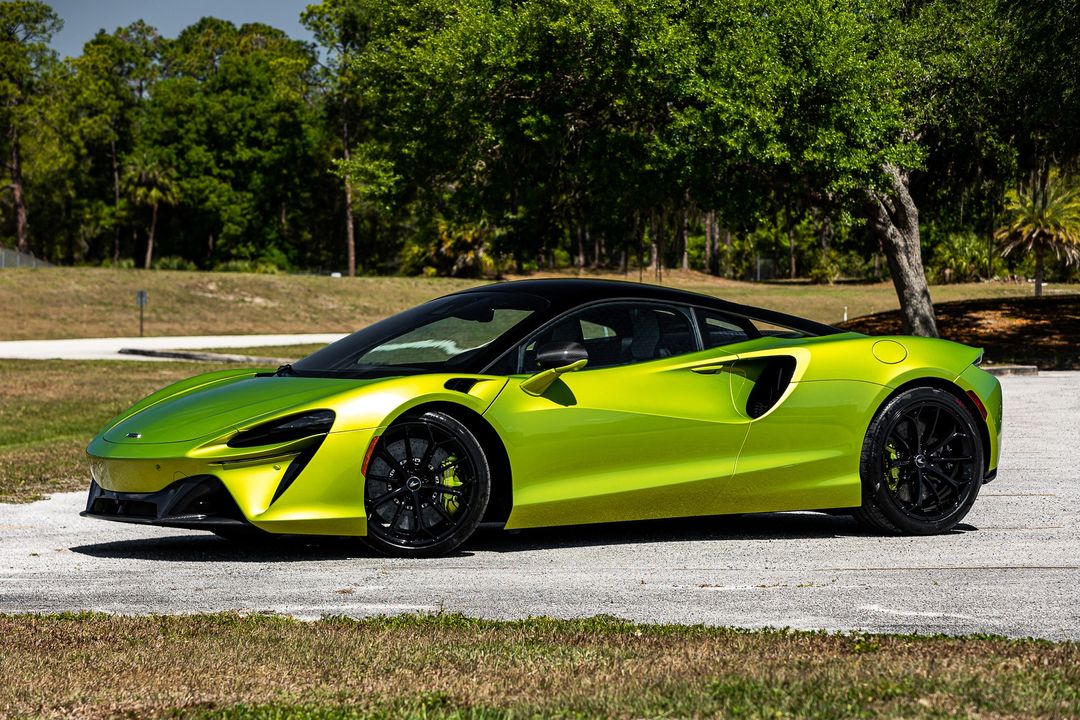 2023 McLaren Artura