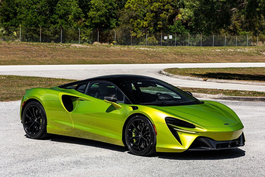 2023 McLaren Artura