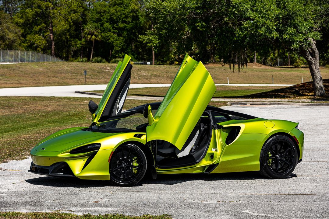 2023 McLaren Artura