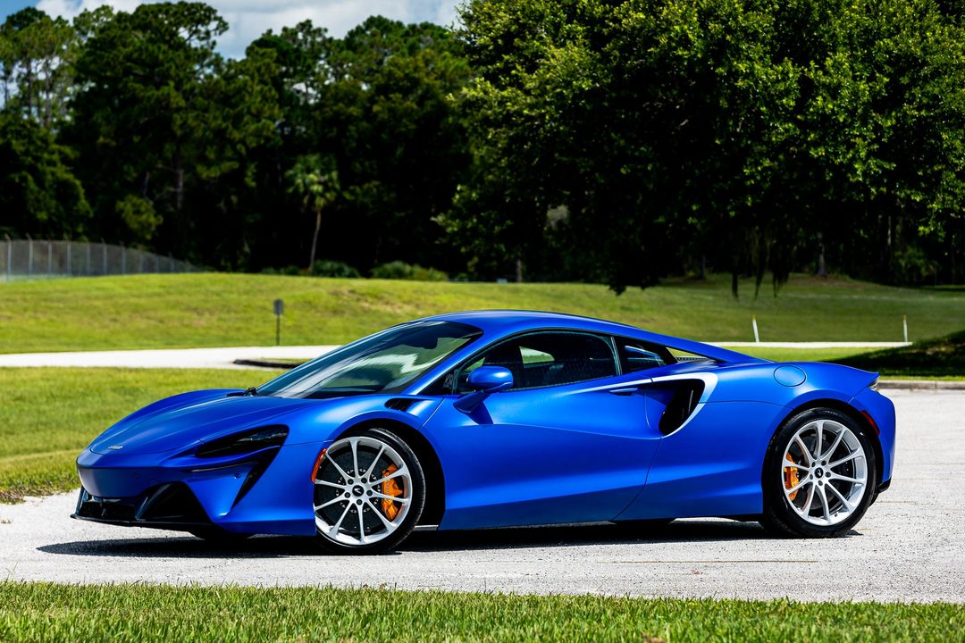 2023 McLaren Artura