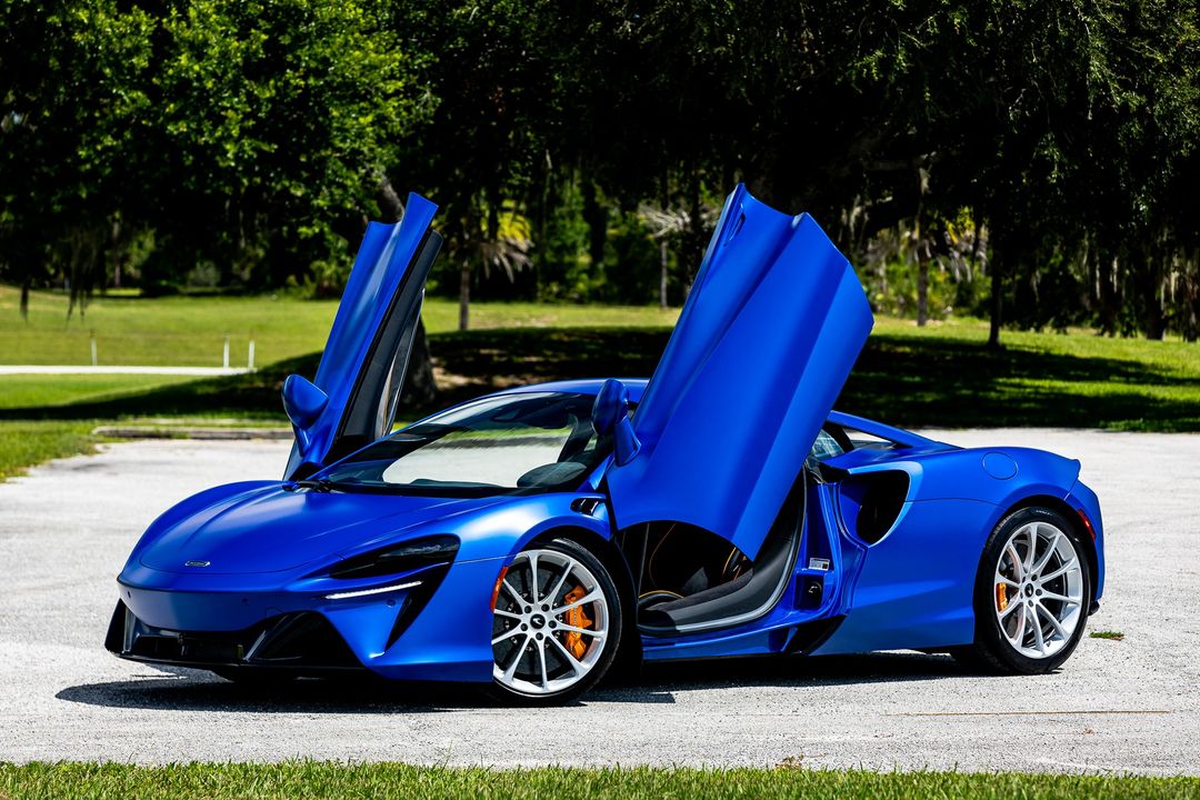 2023 McLaren Artura