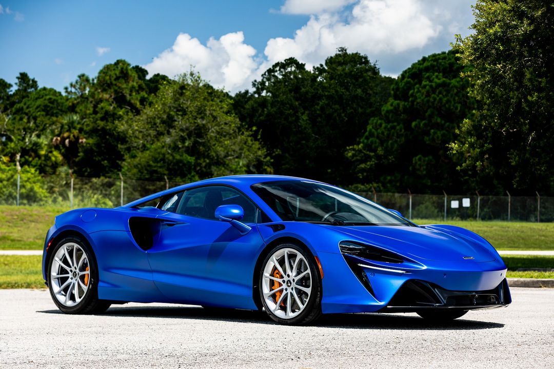 2023 McLaren Artura