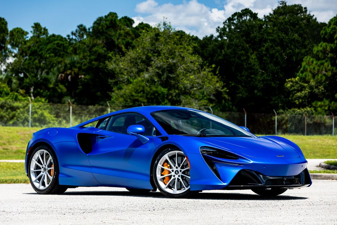 2023 McLaren Artura