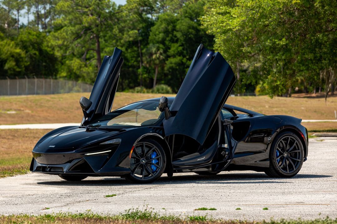 2023 McLaren Artura