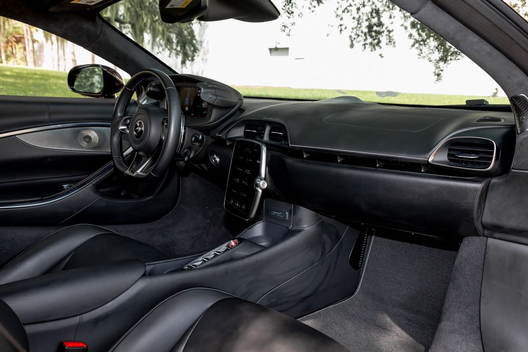 2024 McLaren Artura