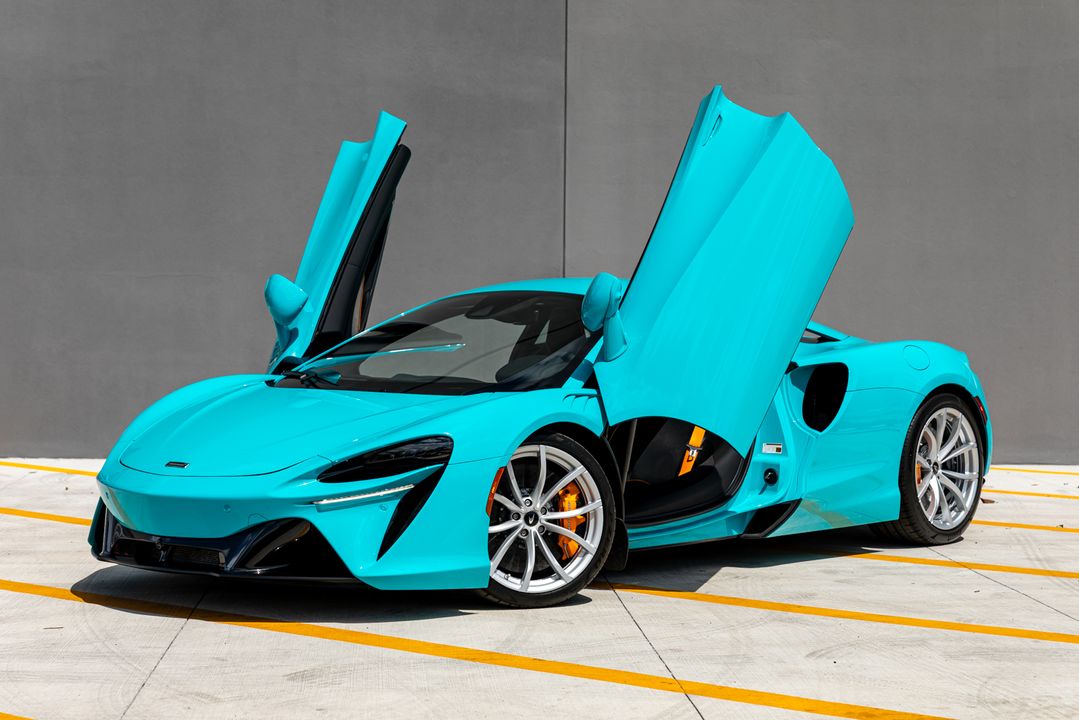 2023 McLaren Artura