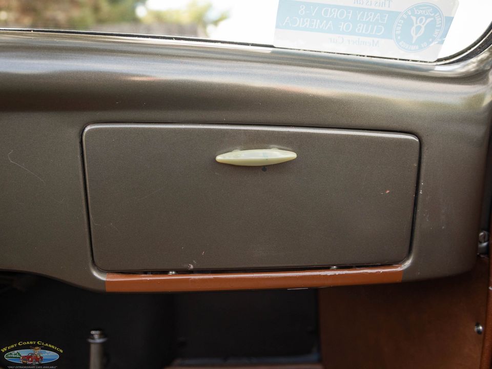 1936 Ford Deluxe V8 2 Passenger Cabriolet